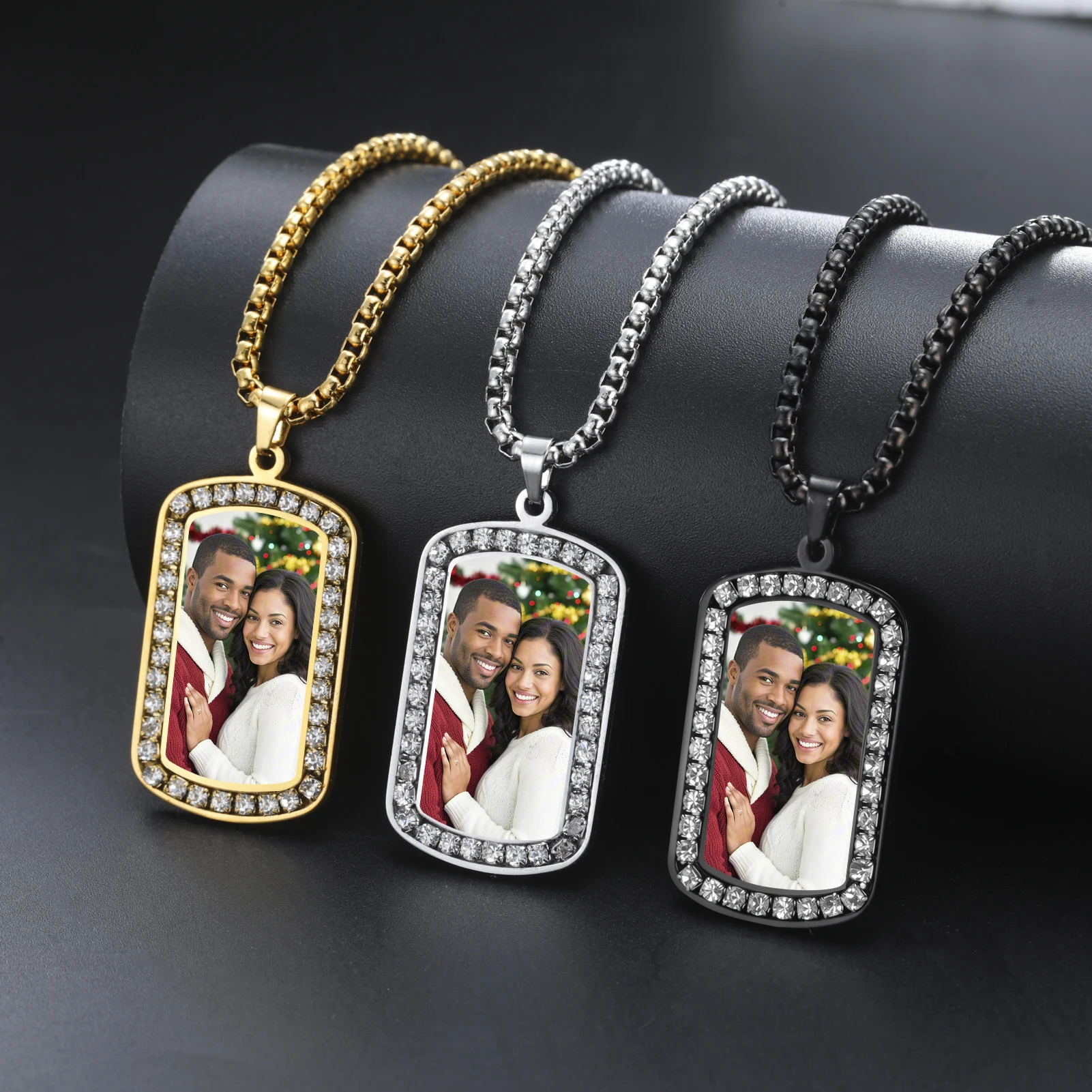 

Multi Colored Diamond Inlaid Square Brand Couple Necklace Custom Necklace Sweet And Romantic Moments Give Boyfriend Girlfriend