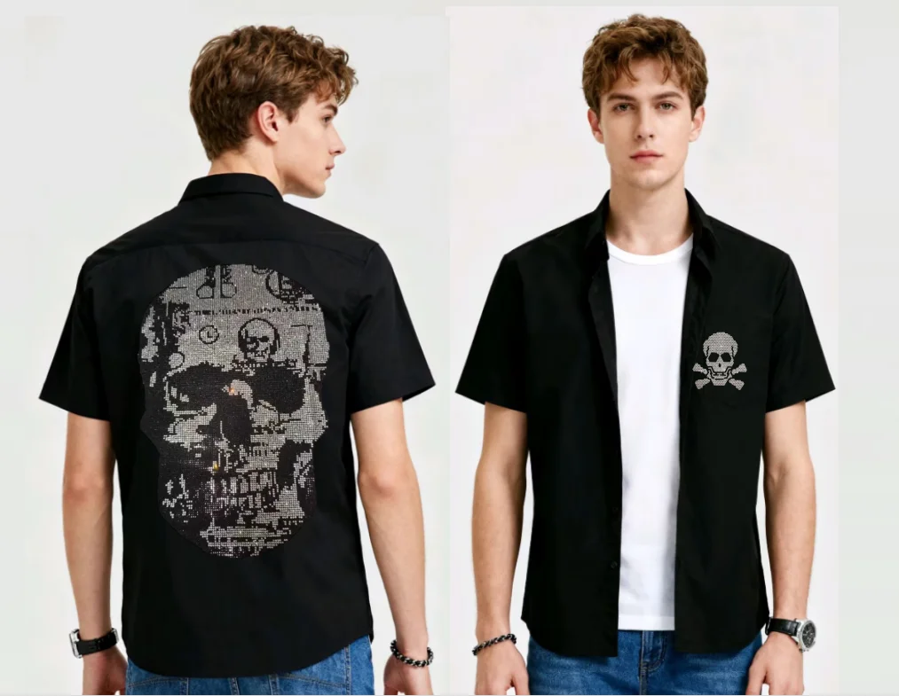 

Летняя спортивная мужская спортивная рубашка с коротким рукавом с черепом и логотипом со стразами. Быстросохнущий материал. Идеально подходит для летних походов и праздников.