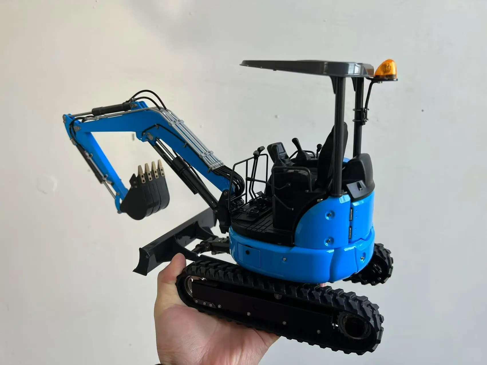 

1/14 LESU PC30 Mini RC Excavator Radio Control Digger Trucks Car Painted Finished Vehicle Machine Toys for Adults