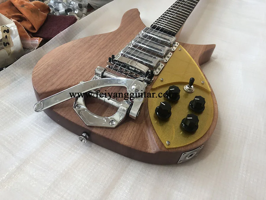 

electric guitar 325 6strings, Natural Color，Vibrato System Bridge, 3-Piece Pickup ,high quality guitar，free shipping