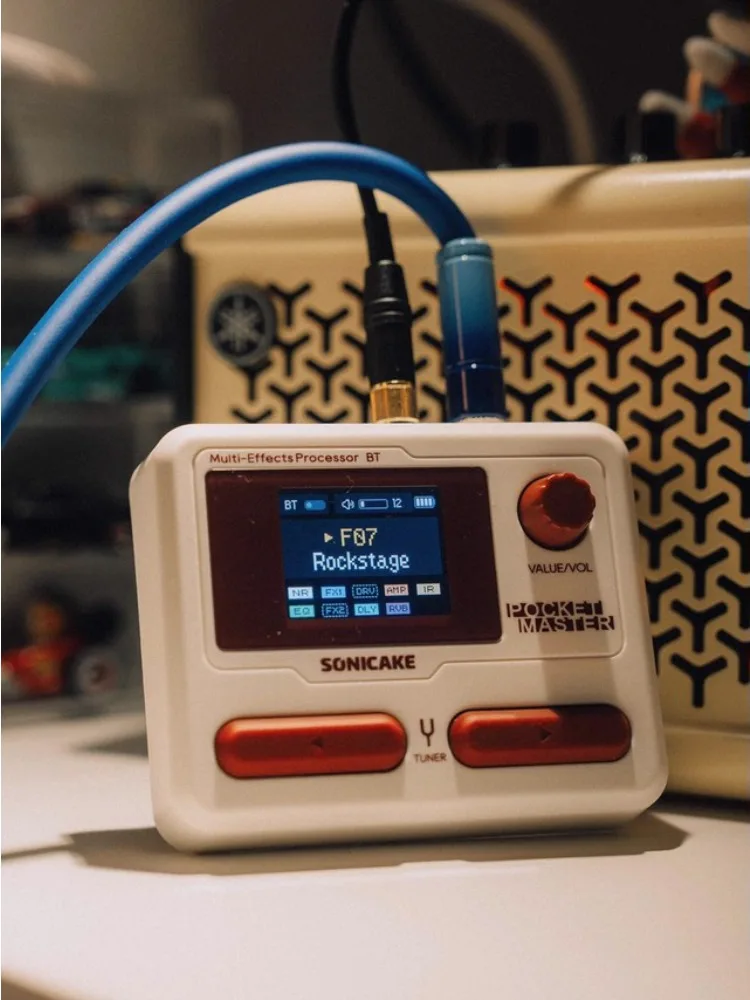 

Педаль эффектов SONICAKE Pocket Master Mini для гитары и бас-гитары с 100+ мультиэффектами, управлением через приложение, цветным ЖК-экраном 1,77 дюйма и встроенным аккумулятором QME-10