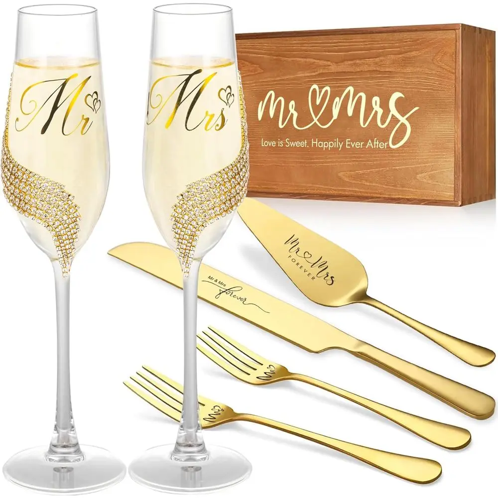 

Набор для резки свадебного торта: нож и лопатка, золотые фужеры для шампанского с надписями «Муж и жена», набор для нарезки торта