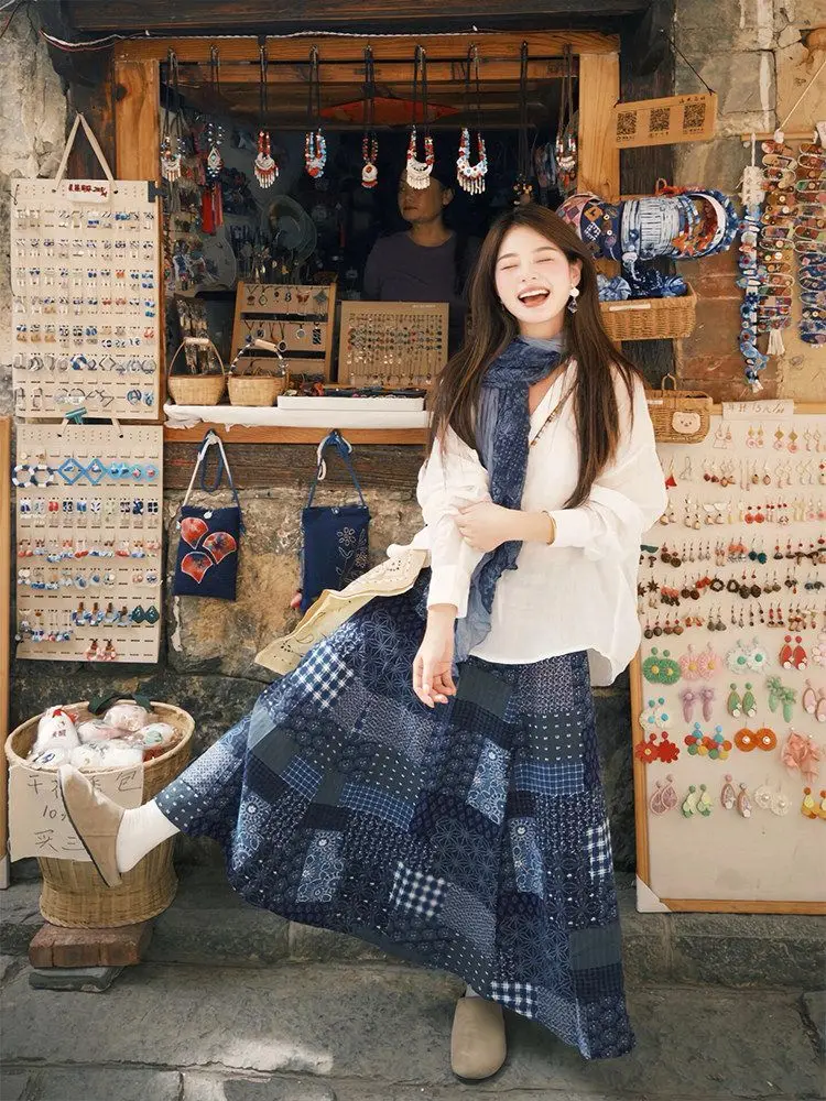 

Элегантный комплект в французском стиле: однотонная рубашка с воротником-поло и длинными рукавами, а также юбка-миди с принтом и широким подолом.