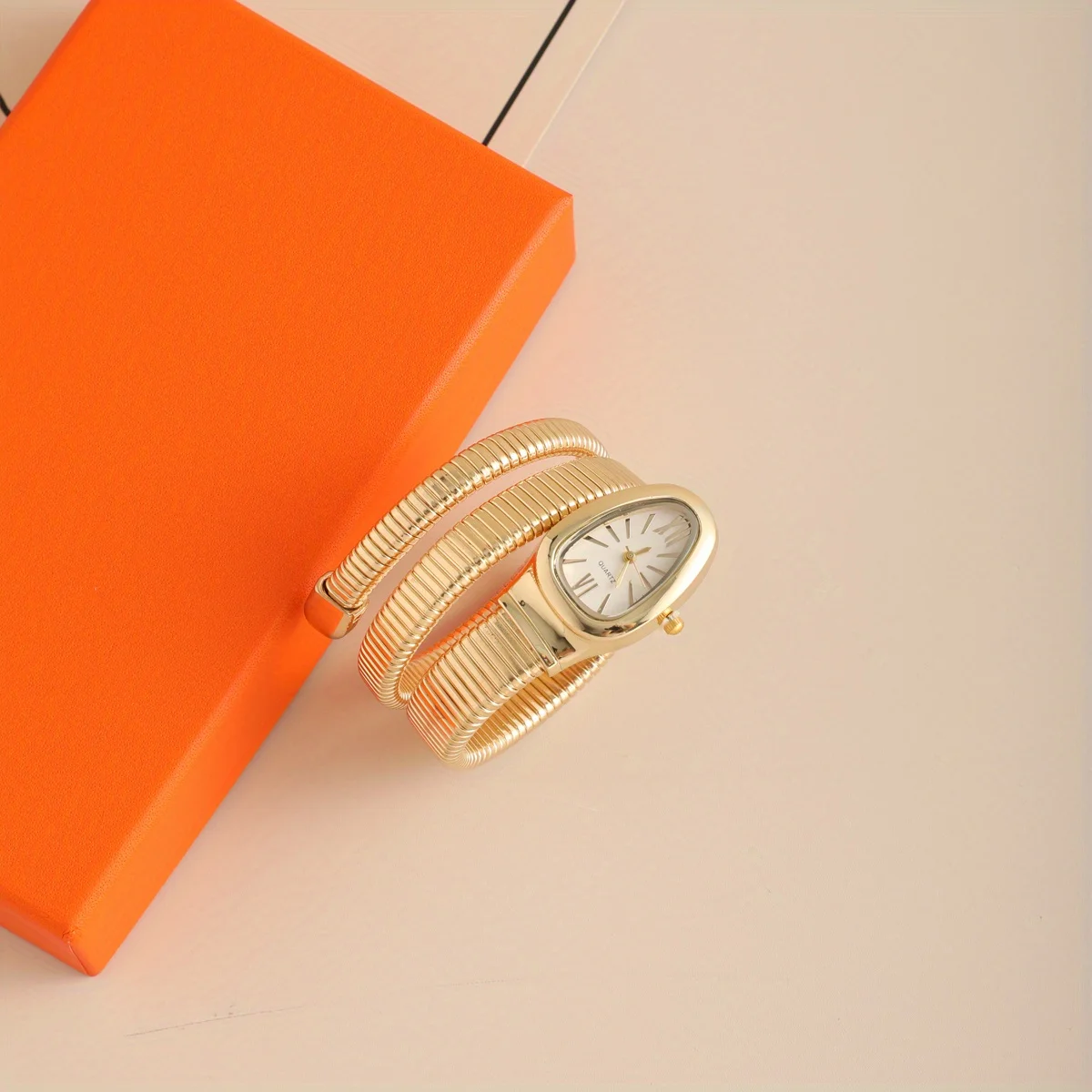 

Модные женские кварцевые часы в форме змеи с ремешком из сплава, идеально подходят для повседневного ношения, ежедневные часы с кнопкой на батарейках, идеальный подарок