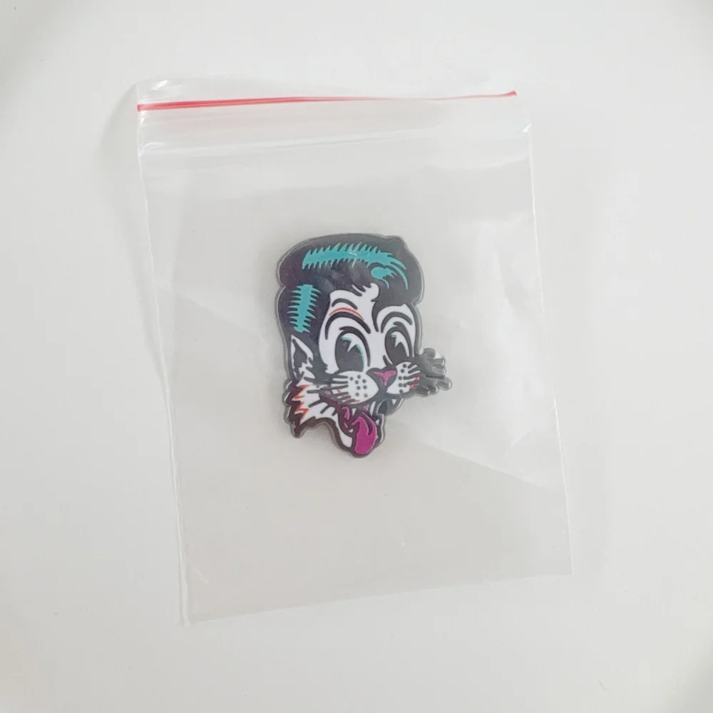 Stray Rock Cats Band-inspirierte Emaille-Pin, Greaser Americana Katzen-Tattoo-Muster Brosche, Geschenk für Musikfans, Abzeichen, Accessoires, Sammlerstück – Detail 8