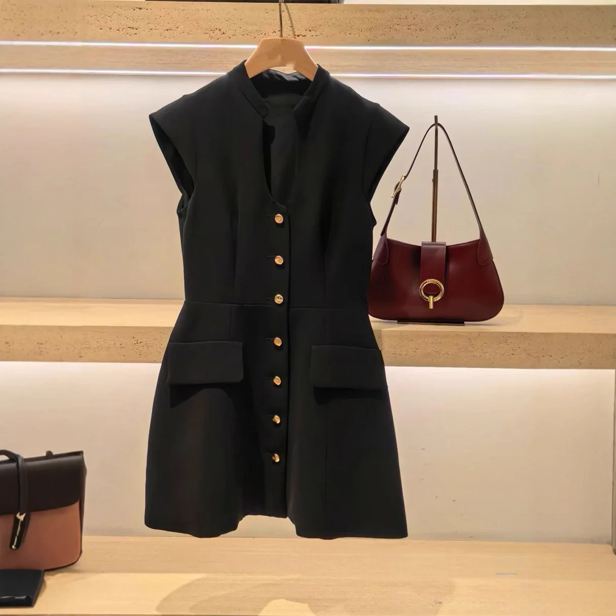 

【Gift Free】2025 Early Autumn French Niche Hepburn-Style Sleeveless Deep V-Neck Waist-Cinched Dress for Women