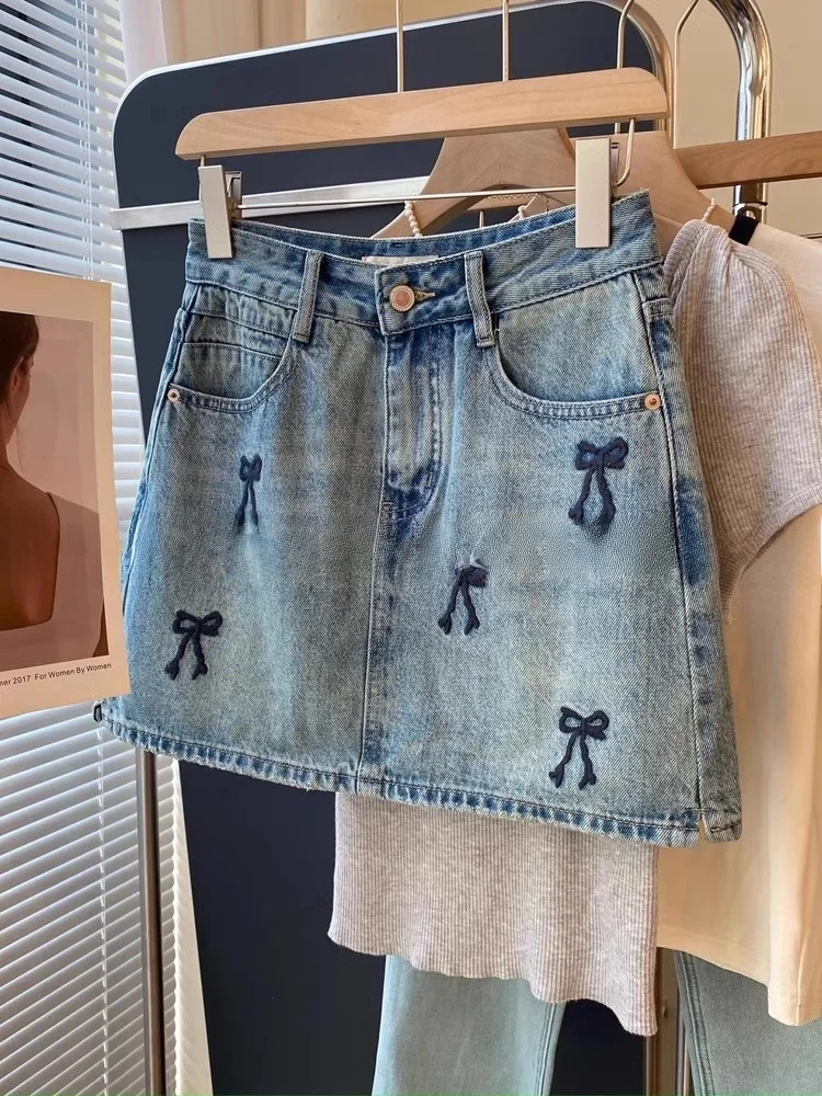 

Корейская джинсовая мини-юбка с завышенной талией и вышивкой-узлом, женская, укороченная, А-силуэт, из смесового хлопка, стройнящая