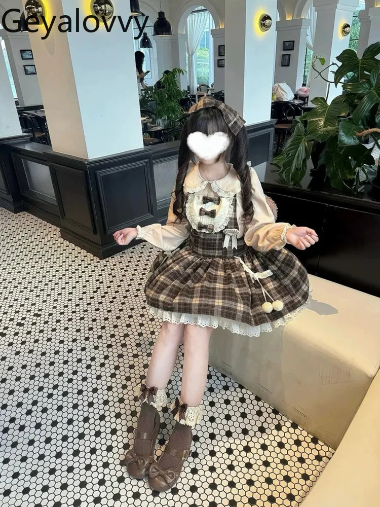 

Японский милый стиль: платье с высокой талией в клетку на бретелях и топ с длинными рукавами и воротником-бабочкой, весенний новый комплект из двух предметов 2026