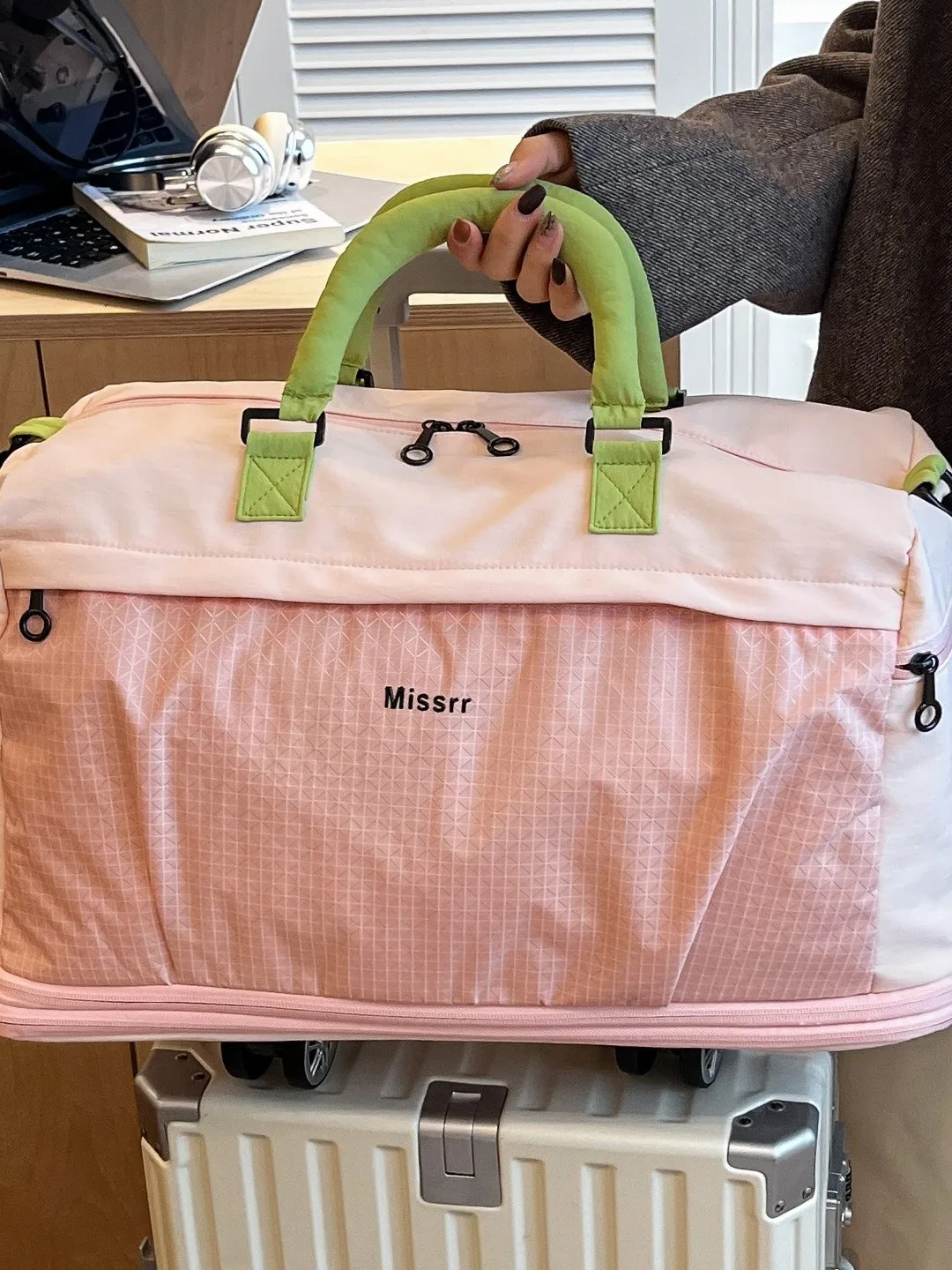 lightweight-large-capacity-women's-travel-bag-with-universal-wheels-foldable-design-for-business-trips-and-vacations