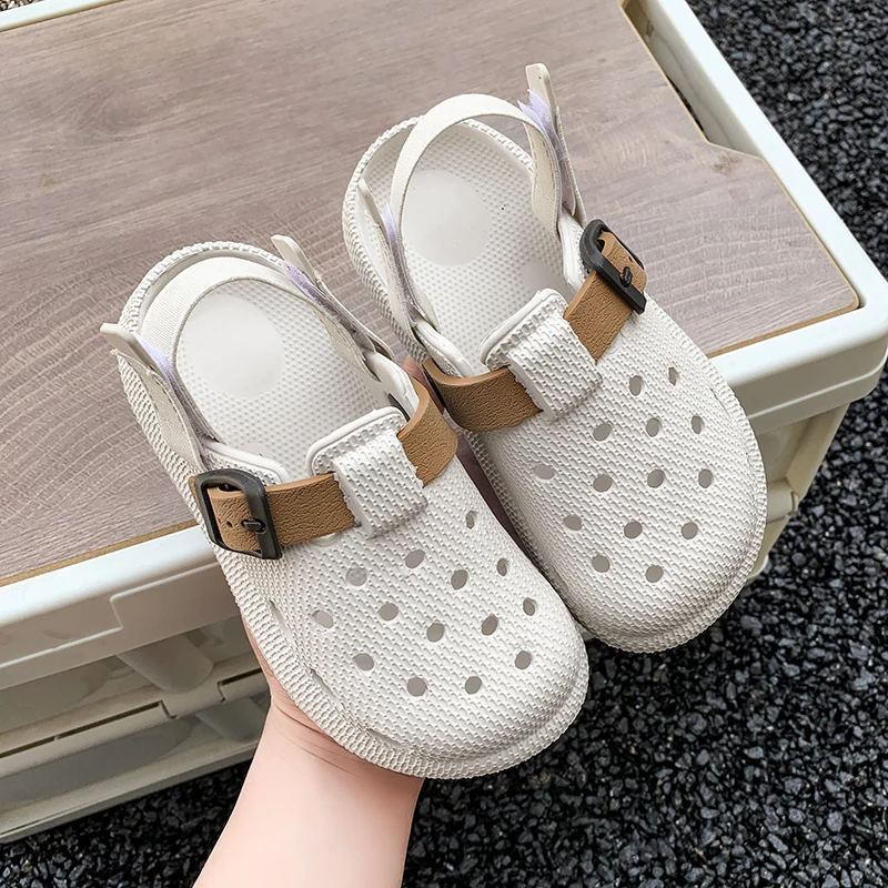 A Pair of New Summer Kidsren's Clogs, Wear-Resistant, Non-Slip Sports Beach Shoes, Comfortable Casual Shoes for Outer Wear with Back Straps