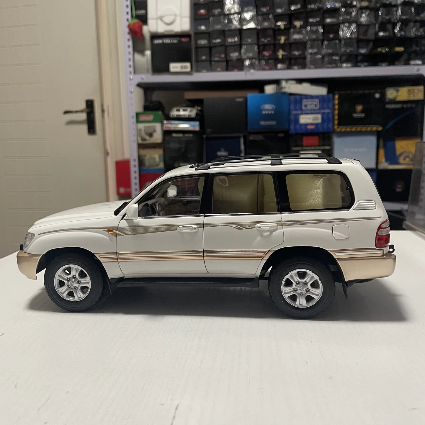 1:18 Scale Diecast Alloy White Toyota Land Cruiser LC100 Toys Cars Model Classics Nostalgia Adult Souvenir Gifts Static Display