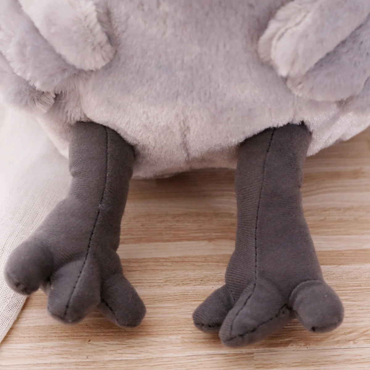 Pluszowa zabawka w kształcie uroczej, wielkoogoniastej ptaki, zwanej ptakiem Buddy, i strusia z głową wieloryba, urocza, nietypowa i kreatywna poduszka-zięba w kształcie ptaka.