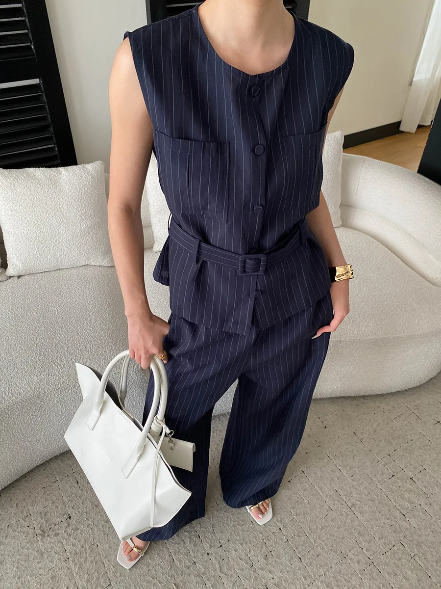 Sommerliches Damen-Set mit Rundhalsausschnitt, gestreiftem Schnürbund, ärmelloser Weste und lässiger Hose – Detail 9