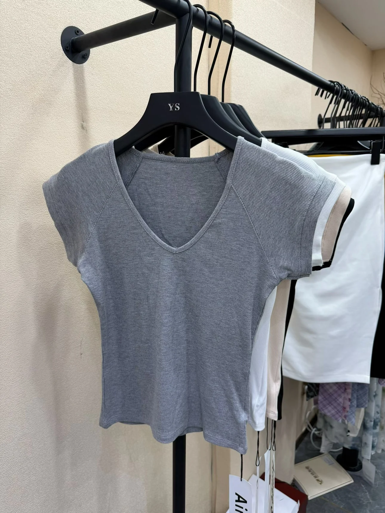 

Женская модная футболка Slim Fit в корейском стиле с V-образным вырезом и коротким рукавом, коллекция Pure Desire, весна-лето, новинка