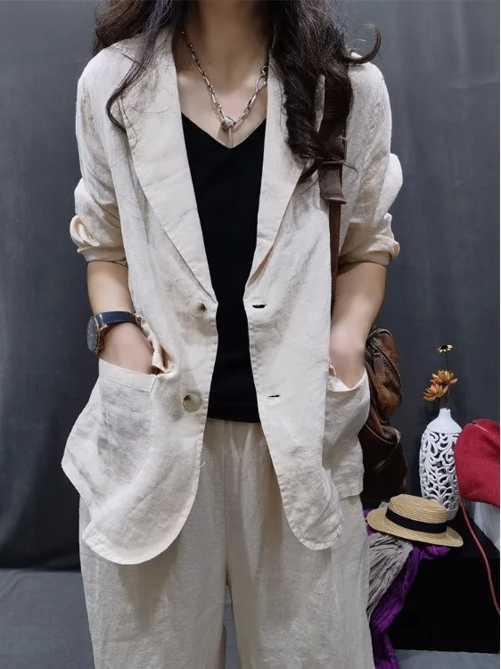 

Винтажный костюм из выстиранного хлопка и льна в стиле ретро: укороченный пиджак и брюки с широкими штанинами. Модный женский комплект Весна 2026.