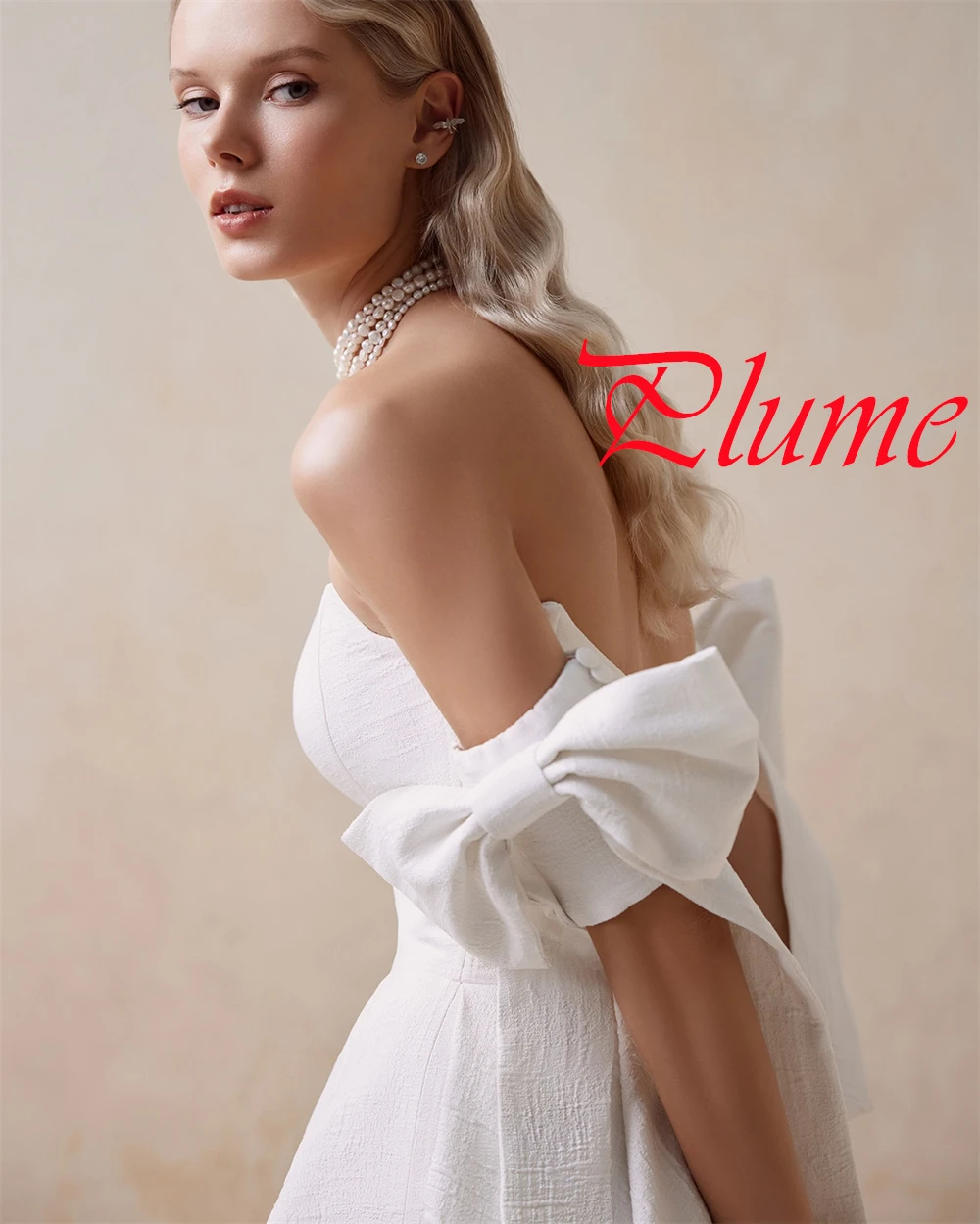 Exquisitos vestidos de novia de satén blanco personalizados, vestido de novia sencillo sin tirantes con hombros descubiertos, vestido de novia con cola de capilla y espalda abierta