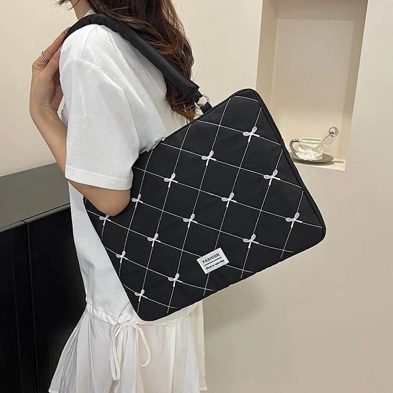 Convient aux ordinateurs portables Apple et aux étuis de protection pour iPad, avec un design féminin et un étui de rangement doté de petites poches carrées.