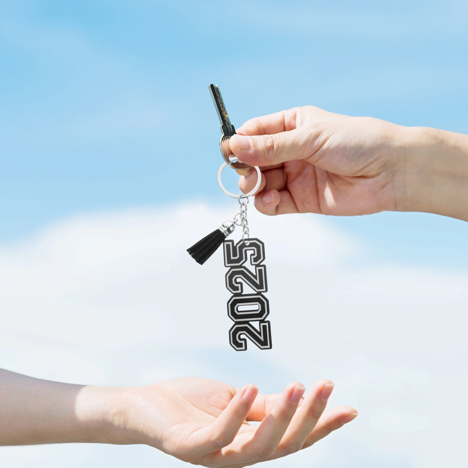 

4Pcs Class of 2025 Graduation Keychain Acrylic Tassel Pendant Backpack Decoration Handbag Graduation Party Supplies