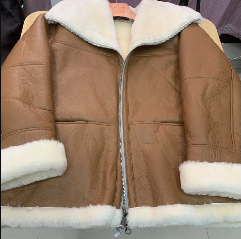 سترة نسائية من فرو الغنم الأصلي بياقة متوسطة الطول وفضفاضة عصرية للشتاء وسميكة ودافئة