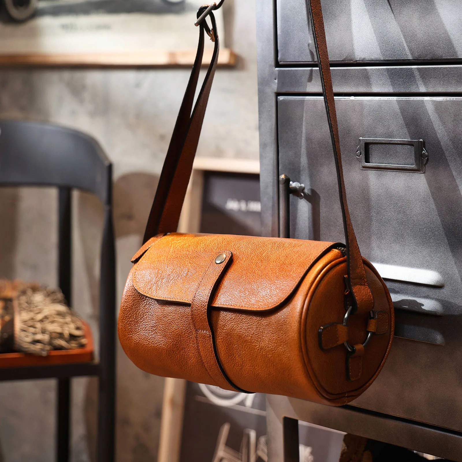 S.worker Echtleder Herren Mode-Umhängetasche aus hochwertigem Rindsleder, Unisex Handgefertigte Casual Zylindertasche – Detail 16