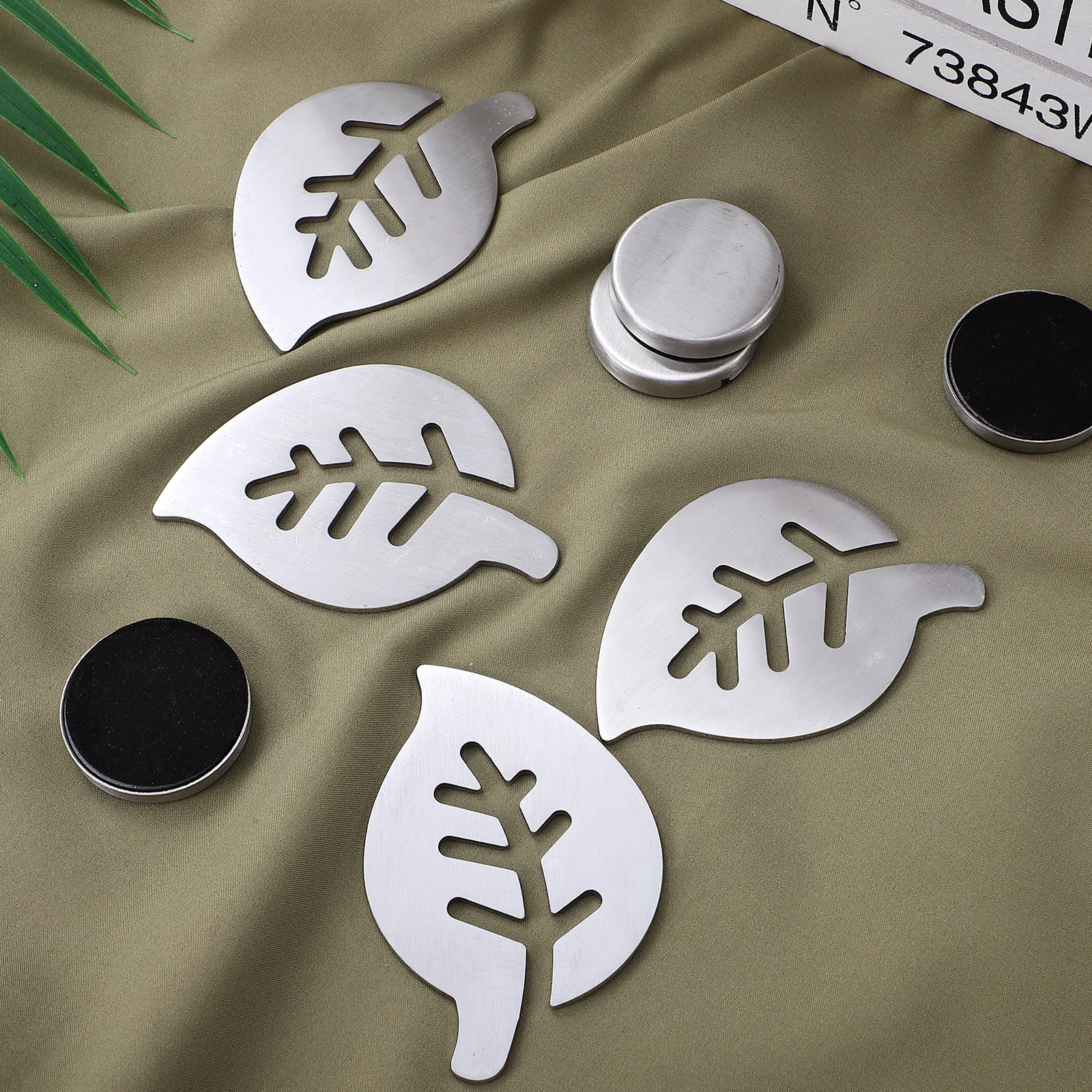 

4 set 4 Sets Leaf Shaped Tablecloth Weights Magnetic Holders Heavy Duty Fridge Magnets Outdoor Picnic Patio Shower Curtain