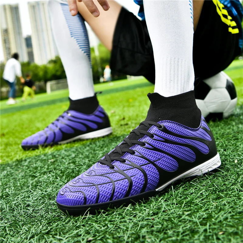 Sepatu sepak bola pria, sneaker FG/TF Non-Slip Turf cleat sepatu latihan ultra ringan lembut leher tinggi 35-45