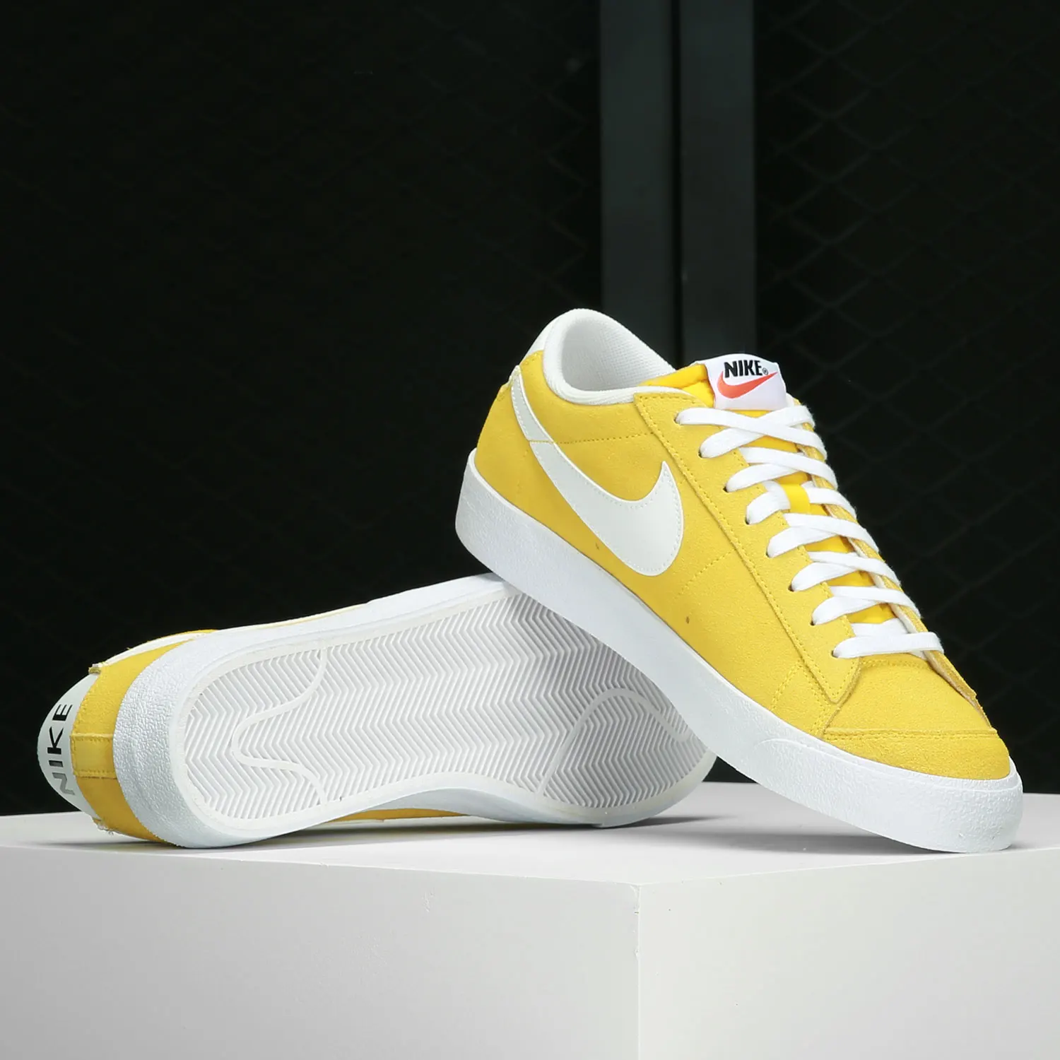 

Nike genuine Current Season Men's Low-top Breathable Sneakers DA7254-700