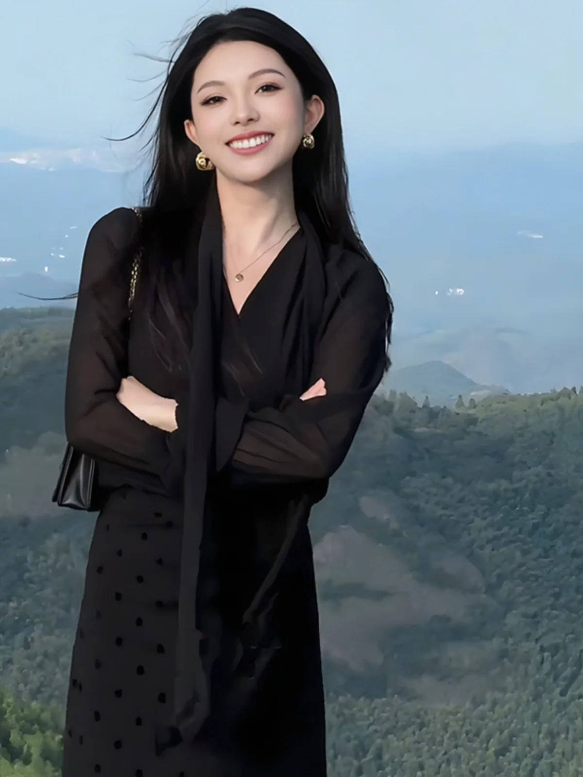 

Elegant Black V-Neck Sash Long Sleeve Shirt Women's Fashion Slimming Top Versatile French Style Loose Fit Bell Sleeve Shirt