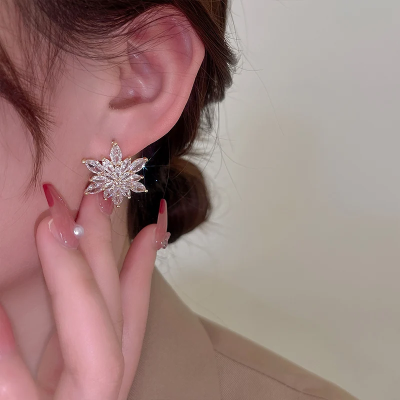 Korea New Design Fashion Jewelry Luxury Zircon Flower Earrings Elegant Women Shiny Wedding Party Earrings