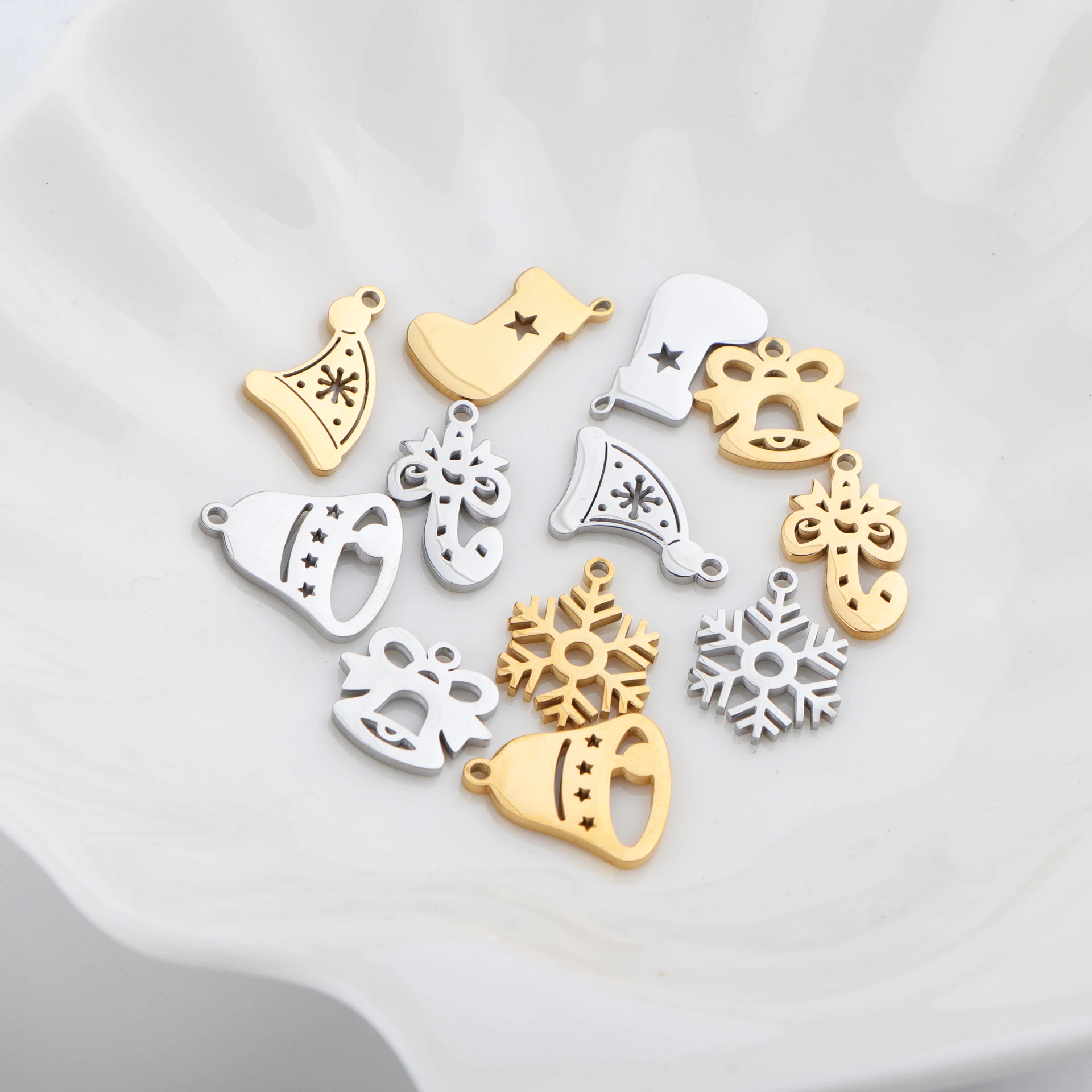 10 قطعة/الوحدة مرآة مصقولة الفولاذ المقاوم للصدأ عيد الميلاد موضوع السحر ندفة الثلج جارلاند جرس الجوارب قبعة المعلقات DIY بها بنفسك صنع المجوهرات