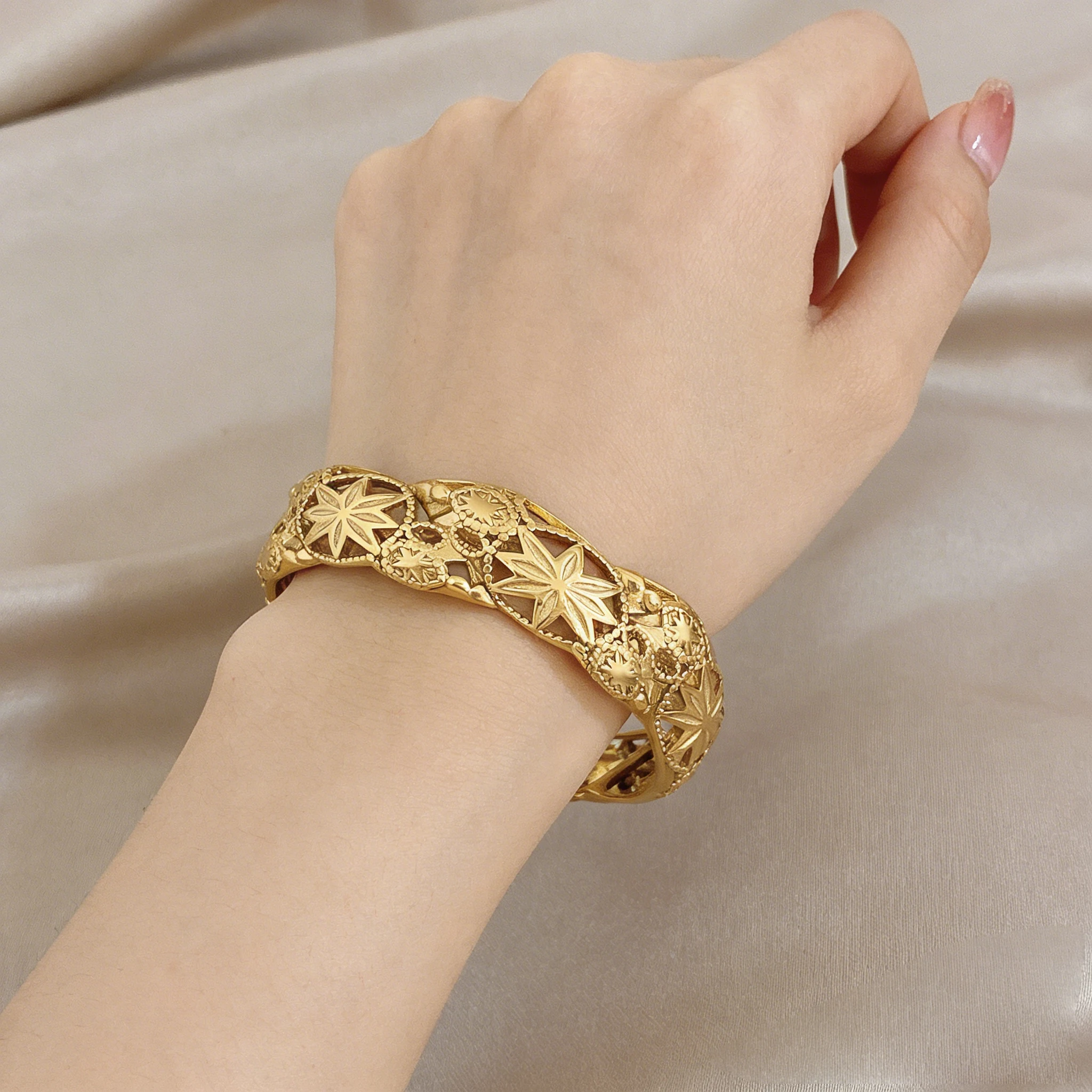 

DODOHAO Retro Flower Stainless Steel Bangle for Women Glossy Waterproof Gold Plated Spring Bracelet Stackable Hand Jewelry