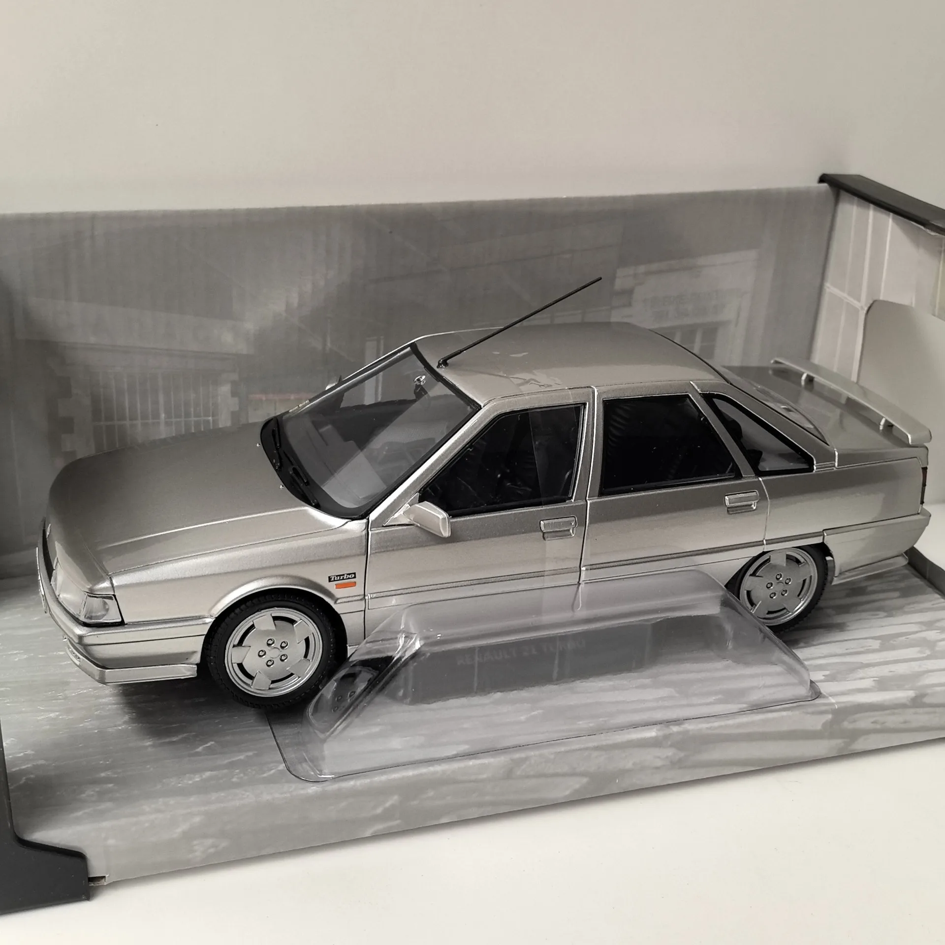 

Diecast SOLIDO 1/18 Scale RENAULT 21 TURBO 1990 Renault Alloy Car Model Collectible Toy Gift Souvenir Display Ornament