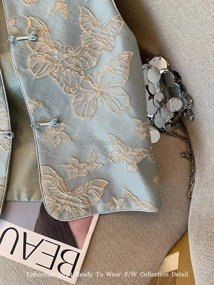 سترة نسائية مطرزة على شكل فراشة لعام 2025 سترة ربيعية جديدة على الطراز الصيني بإبزيم قرصي بدون أكمام سترة رشيقة متعددة الاستخدامات