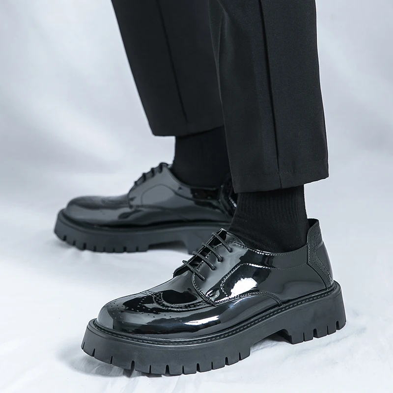 أحذية جلدية للرجال بنعال سميكة تزيد من النمط البريطاني بروك فستان الأعمال أسود كبار الشعور أحذية الزفاف العريس 46 ياردة