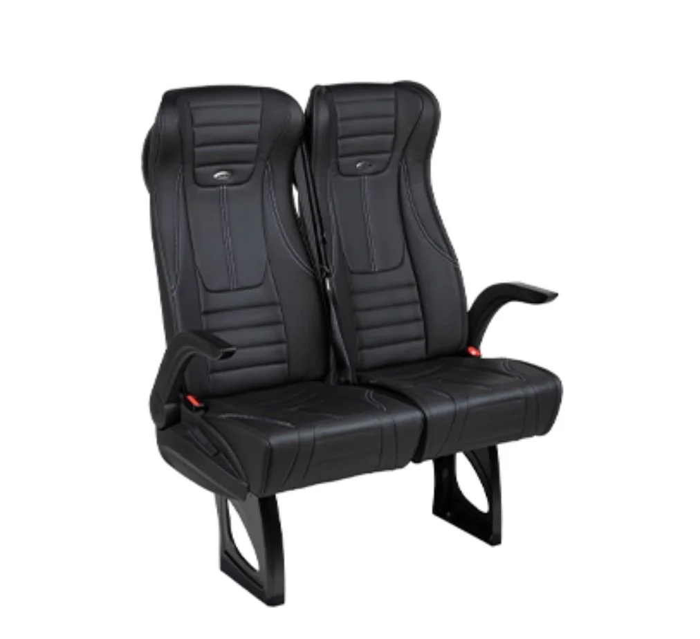 Bootssitze mit Esstisch und Sicherheitsgurten