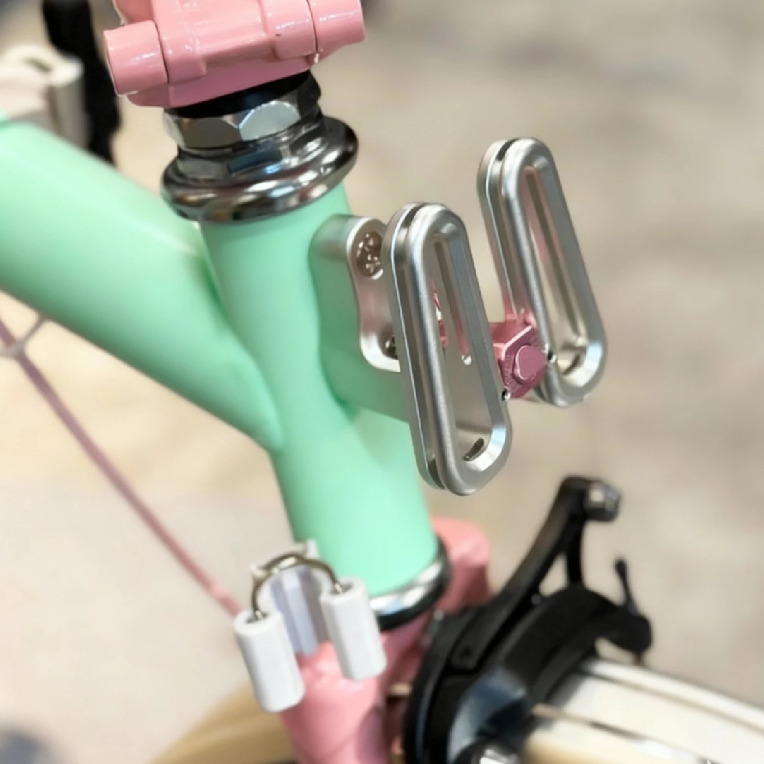 

Suitable for BROMPTON folding bikes. Adjustable handlebar basket support frame, meticulously crafted with full aluminum alloyCNC