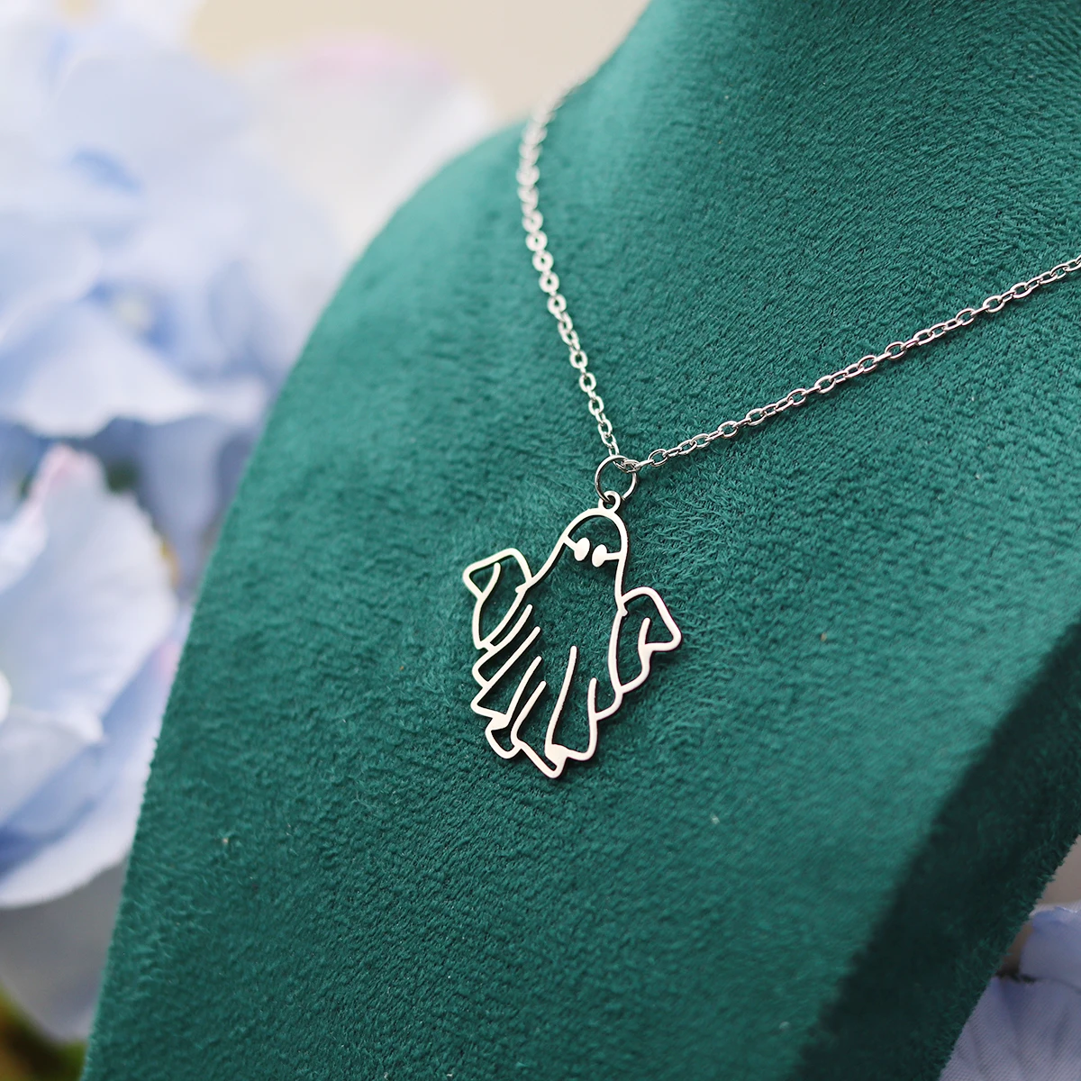 Kinitial Collana con ciondolo a forma di fantasma in acciaio inossidabile alla moda per donne e uomini Gioielli in stile giocoso di Halloween