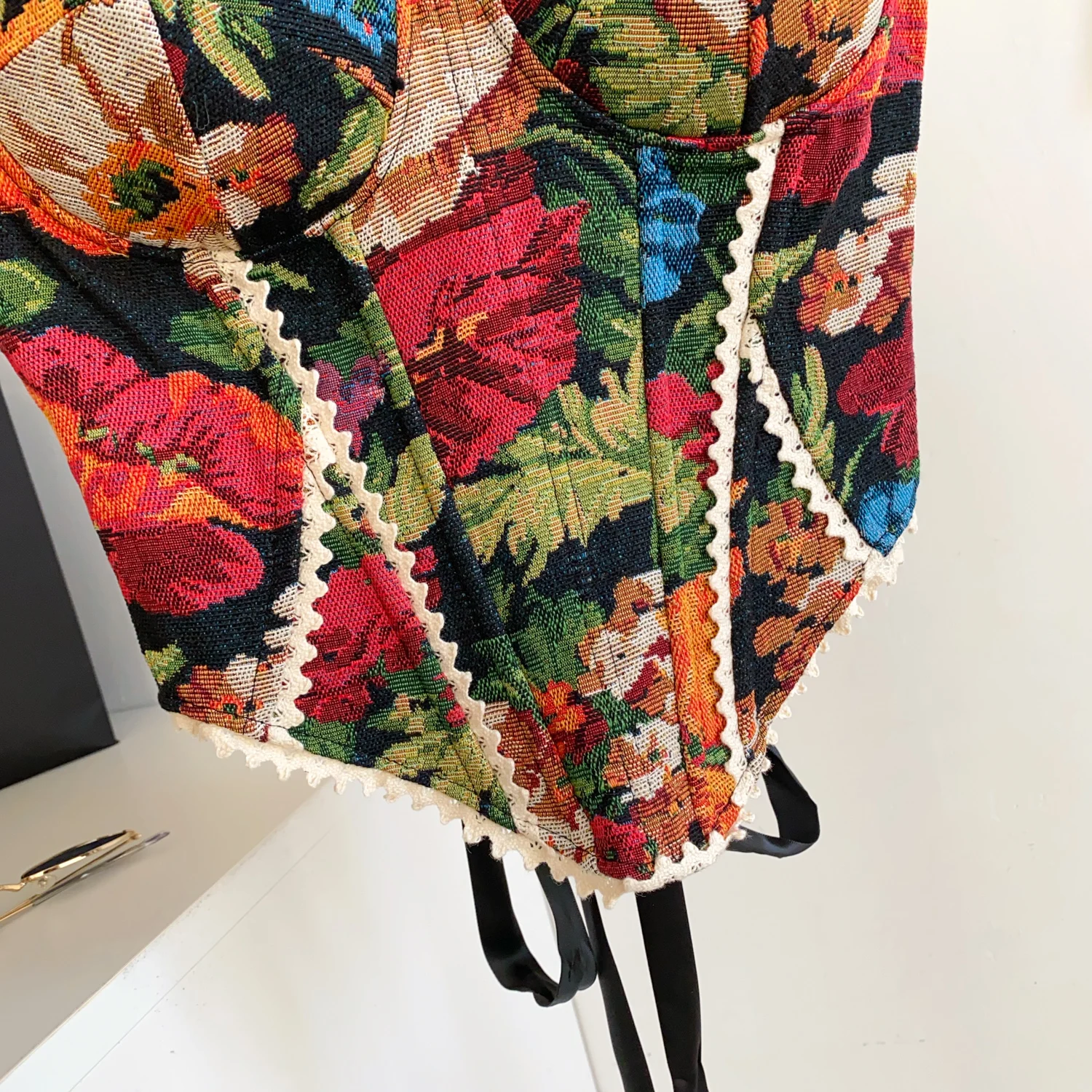 2026 الأمريكية الرجعية طباعة مساء بروتيل الإناث حزام الدانتيل تقسم سليم الأعلى المرأة الشارع الشهير الأزهار خمر الشاطئ تانك القمم