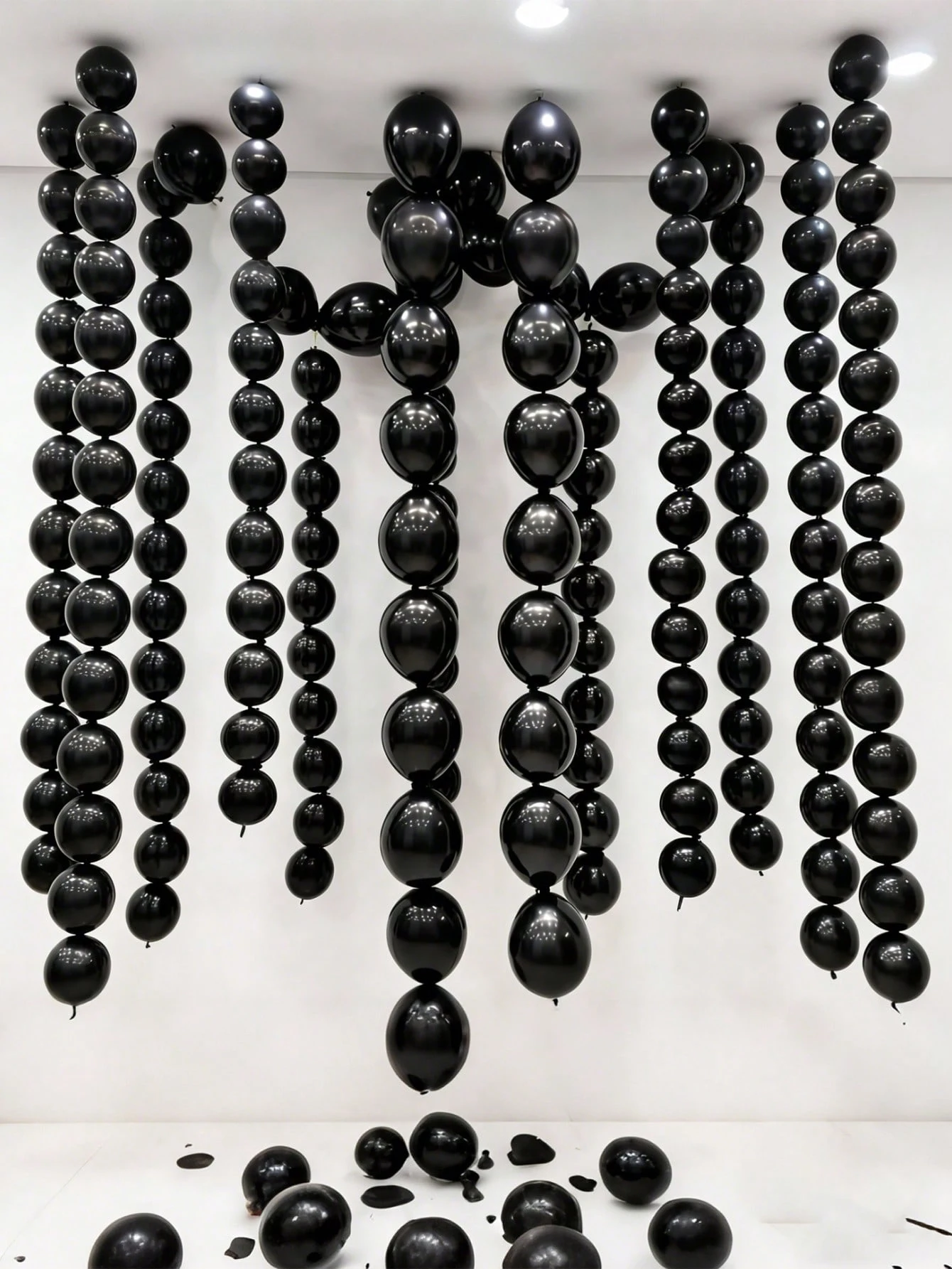 Ensemble de 40 ballons noirs connectés, adaptés aux occasions autres que les mariages, les anniversaires, la Saint-Valentin et les propositions de mariage.
