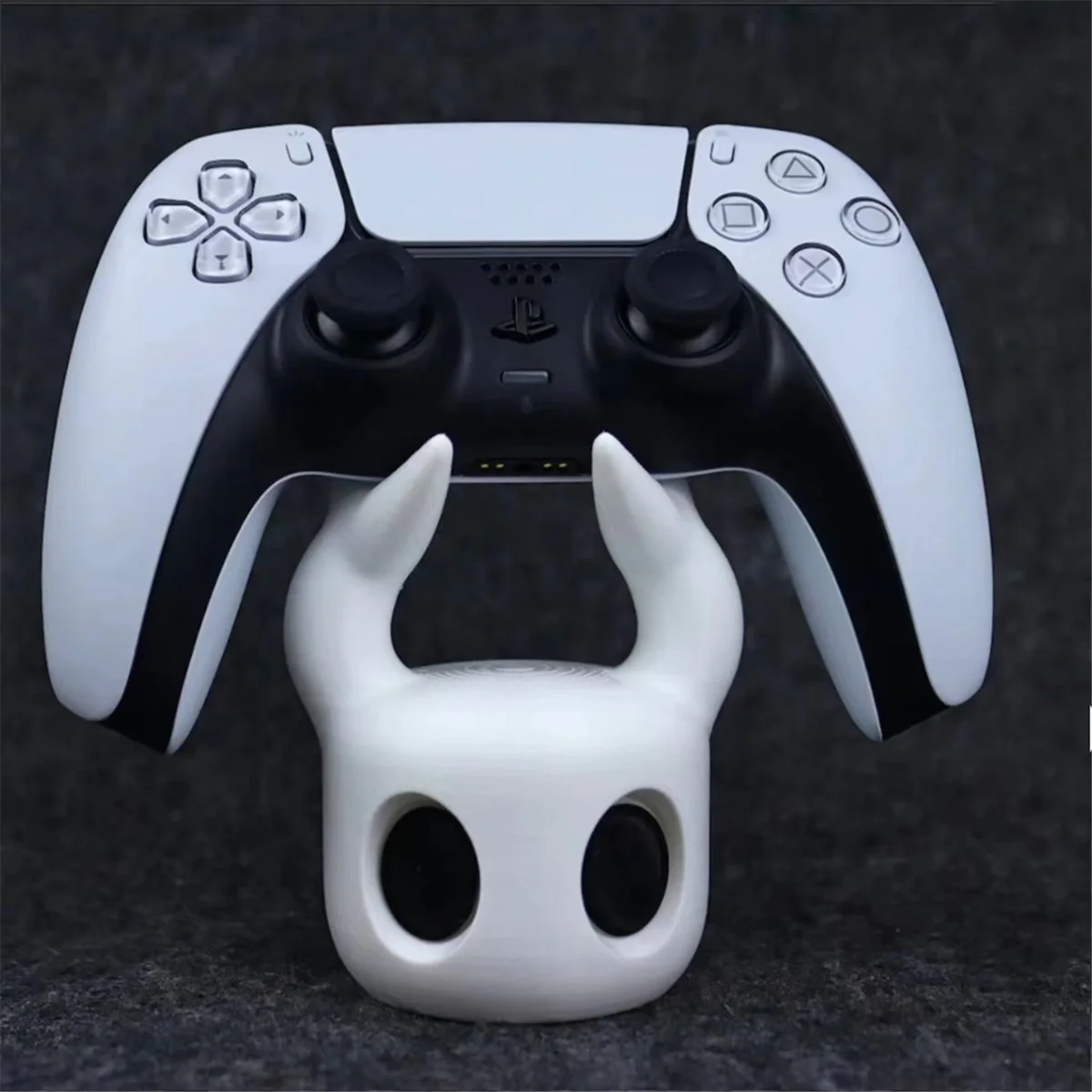 AA91 Universal Game Controller Stand, Compatible with PS4/PS5/Switch, Hollow Knight Theme, Cool Desktop Display White