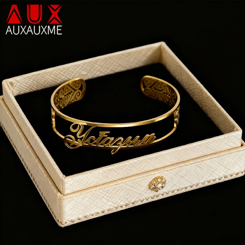 

Auxauxme браслеты с индивидуальным именем для женщин и мужчин из нержавеющей стали, персонализированные модные буквы, регулируемый открытый браслет, ювелирные изделия, подарок для пары