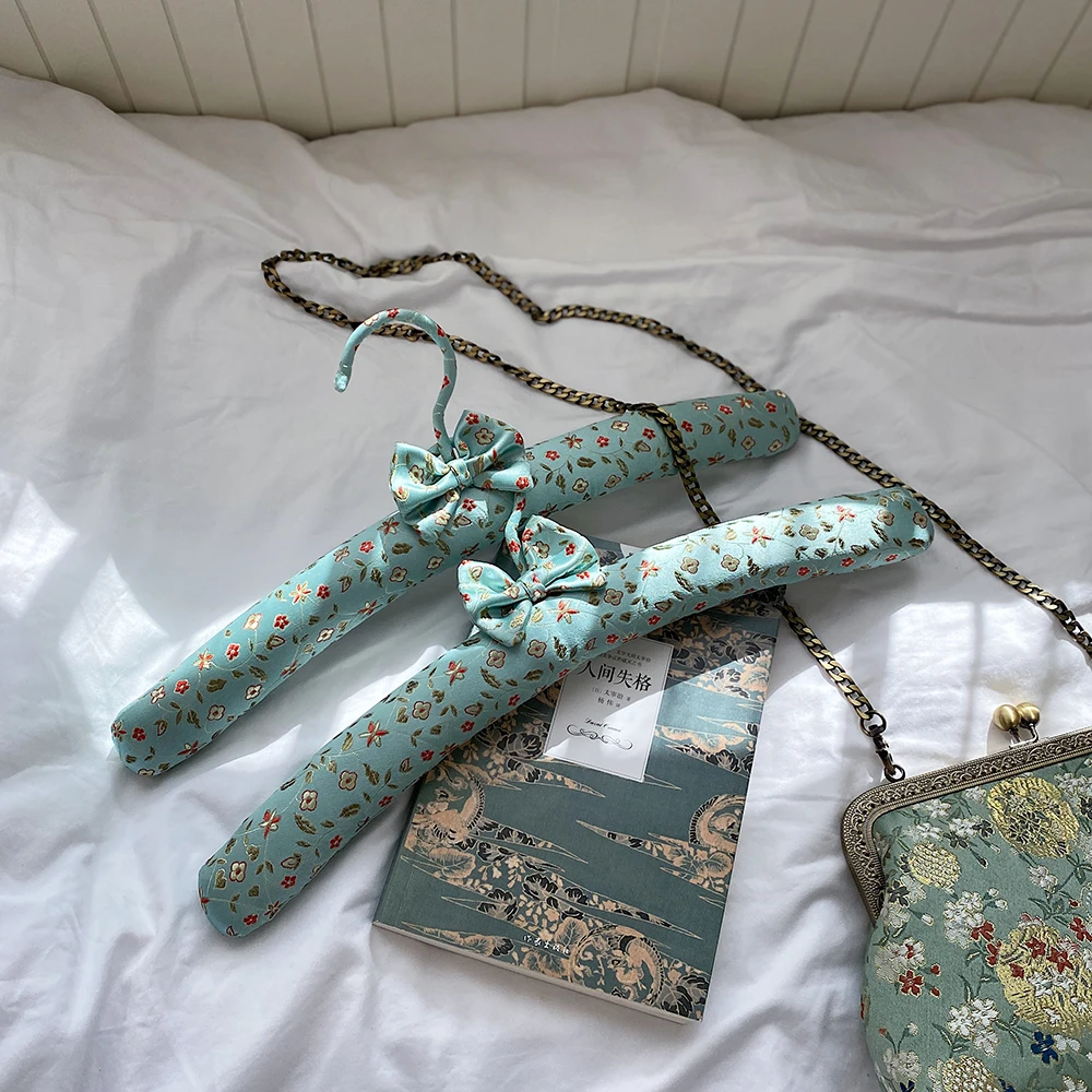 

Hanger new Chinese brocade national style high-end adult 39cm fabric plant flower embroidery non-slip belt bow wardrobe storage
