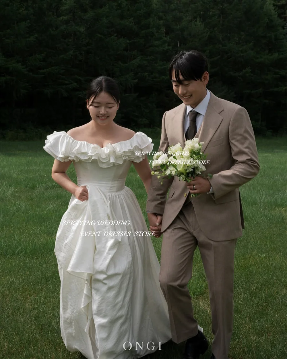 ชุดแต่งงานผ้าแพรแข็งสีงาช้างแบบเรียบง่าย สไตล์เกาหลี ถ่ายภาพ ชุดเจ้าสาวแบบเปิดไหล่ จีบยาว ชุดรัดตัวแบบยาว สั่งทำพิเศษ 웨딩드레ส