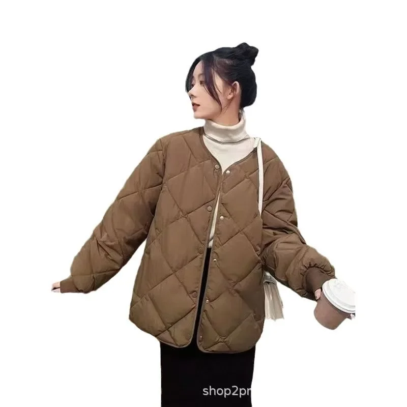 เสื้อแจ็คเก็ตผู้หญิงแบบเบา สไตล์แฟชั่น ทรงพาร์กา อุ่นสบาย บุผ้าแบบควิลท์ เหมาะสำหรับเดินทาง มีกระเป๋าใบใหญ่ ทรงหลวม คอทรงกลม ติดกระดุมแถวเดียว เสื้อผ้าผู้หญิง