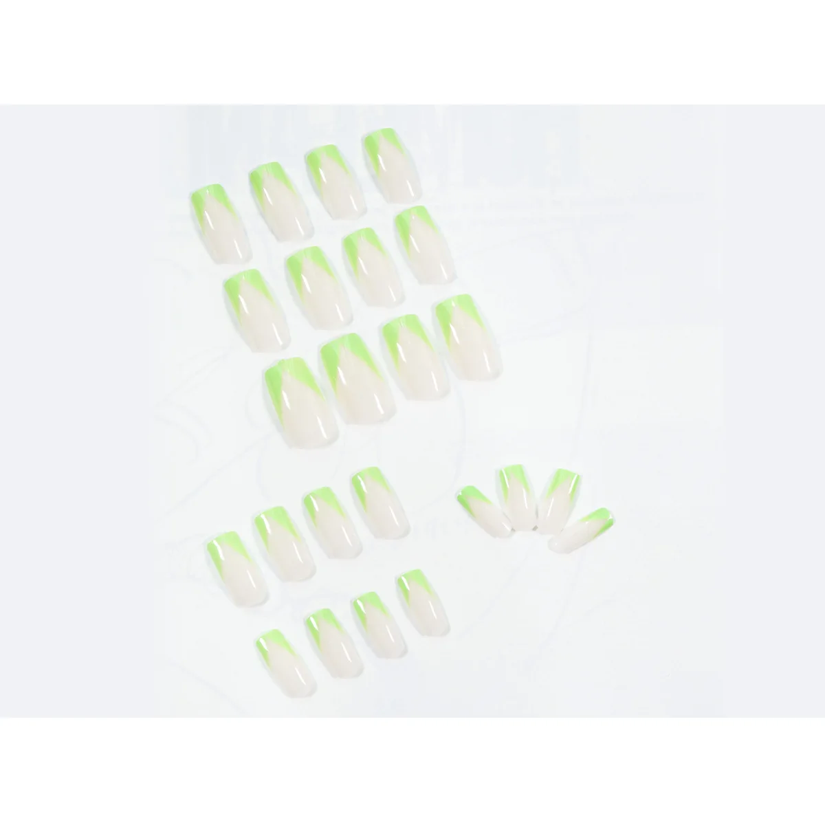 24 قطعة من الأظافر الصناعية ذات اللون العاري المائل والفواكه الفرنسية الخضراء التي يمكن ارتداؤها على الأظافر الصلبة