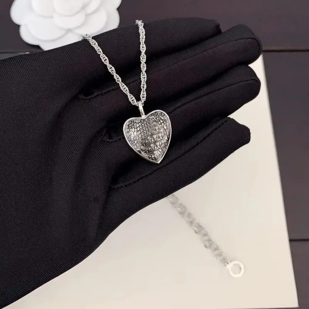 

Совершенно новое элегантное и очаровательное легкое роскошное ожерелье с подвеской в виде сердца с каменным узором и универсальным темпераментом