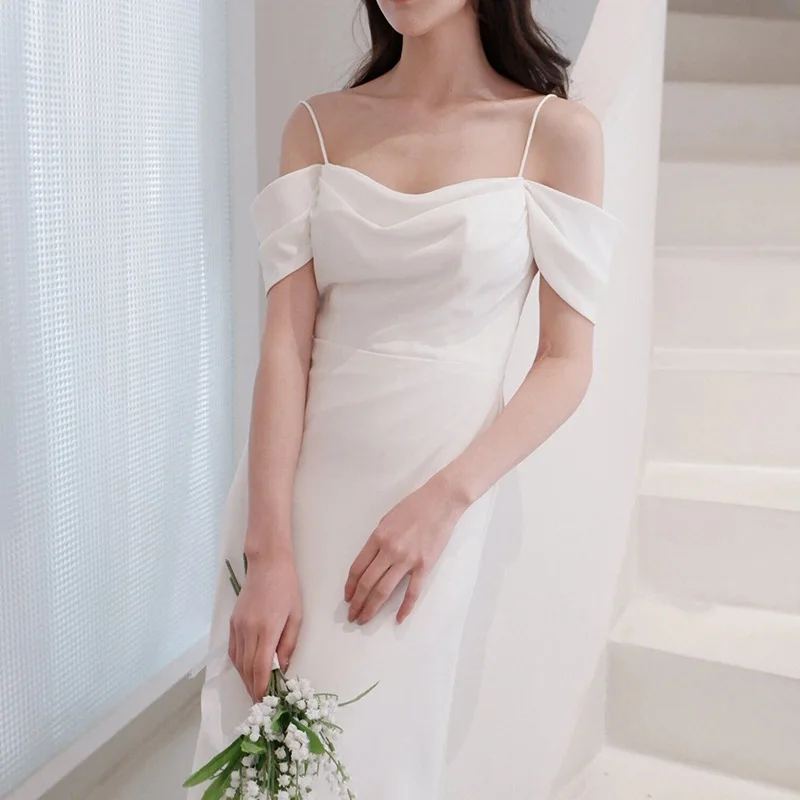 Leichtes Hochzeitskleid im französischen Stil für die Braut, schlichtes, elegantes, schulterfreies Satin-Outdoor-Kleid, Waldstil, weißes Träger-Meerjungfrauenkleid