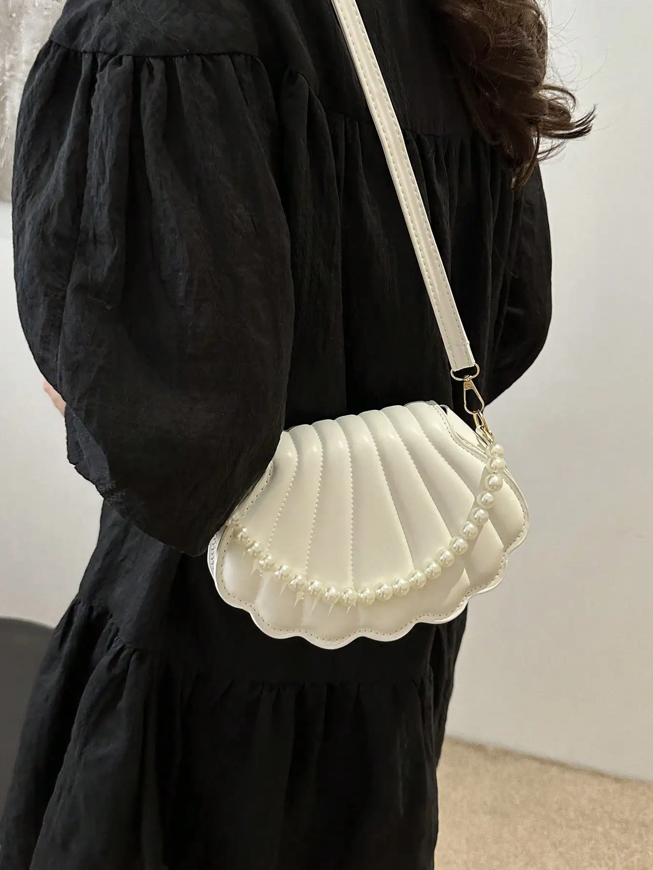 

Белая сумка через плечо в форме ракушки, украшенная искусственным жемчугом, для торжественных мероприятий