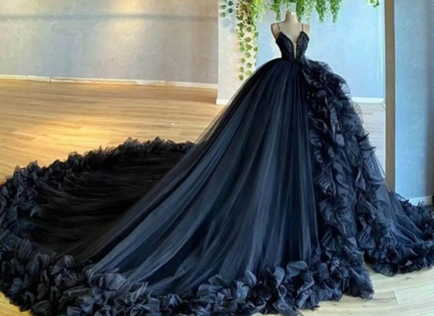 Black Prom Dress Spaghetti Straps V-Neck Princess Ball Gown Tulle Tiered Ruched Show Evening Dress A-Line Birthday Party Dress