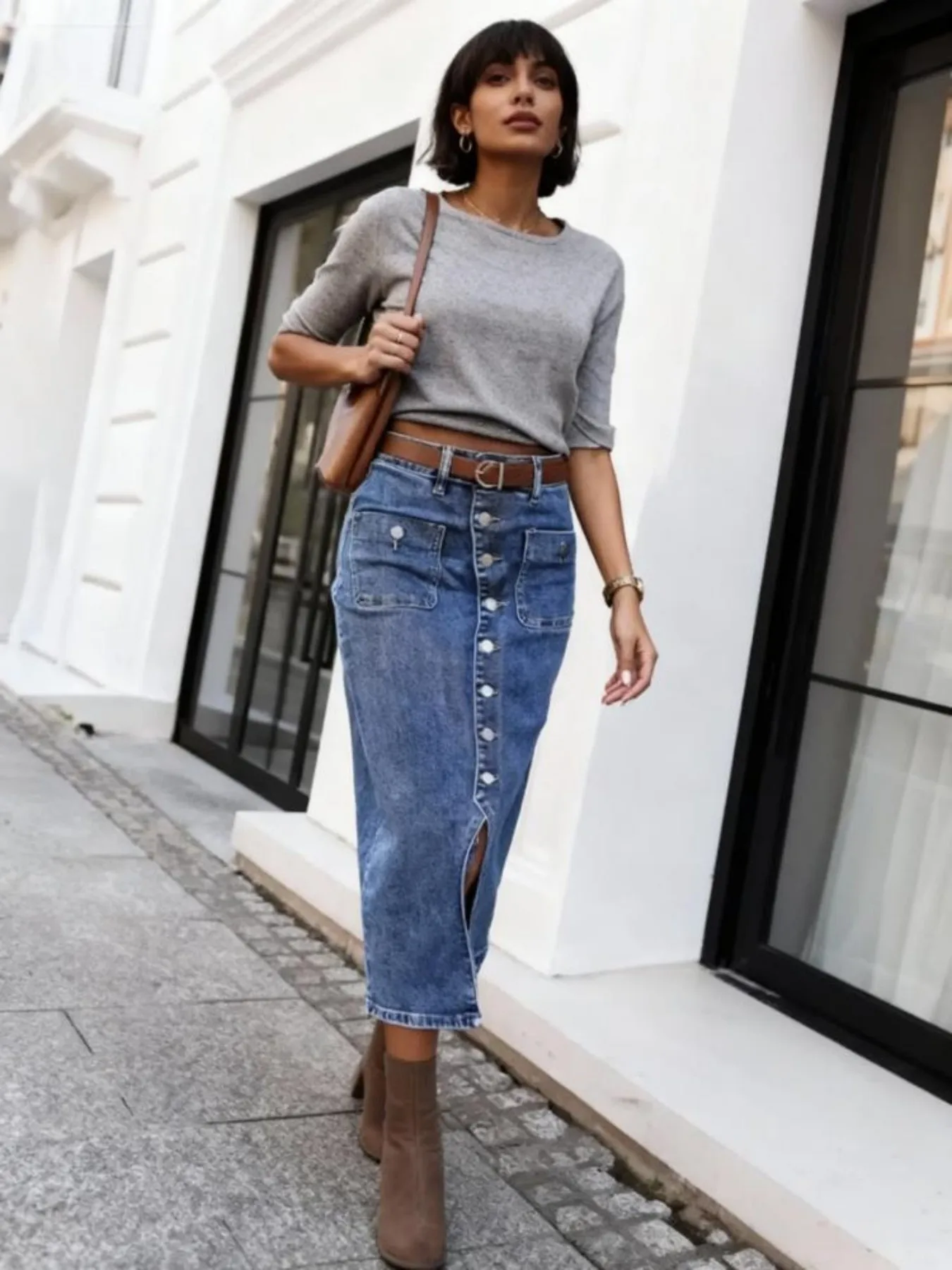 

Повседневное женское джинсовое платье миди с разрезом, эластичным дизайном на пуговицах с высокой талией и карманами.